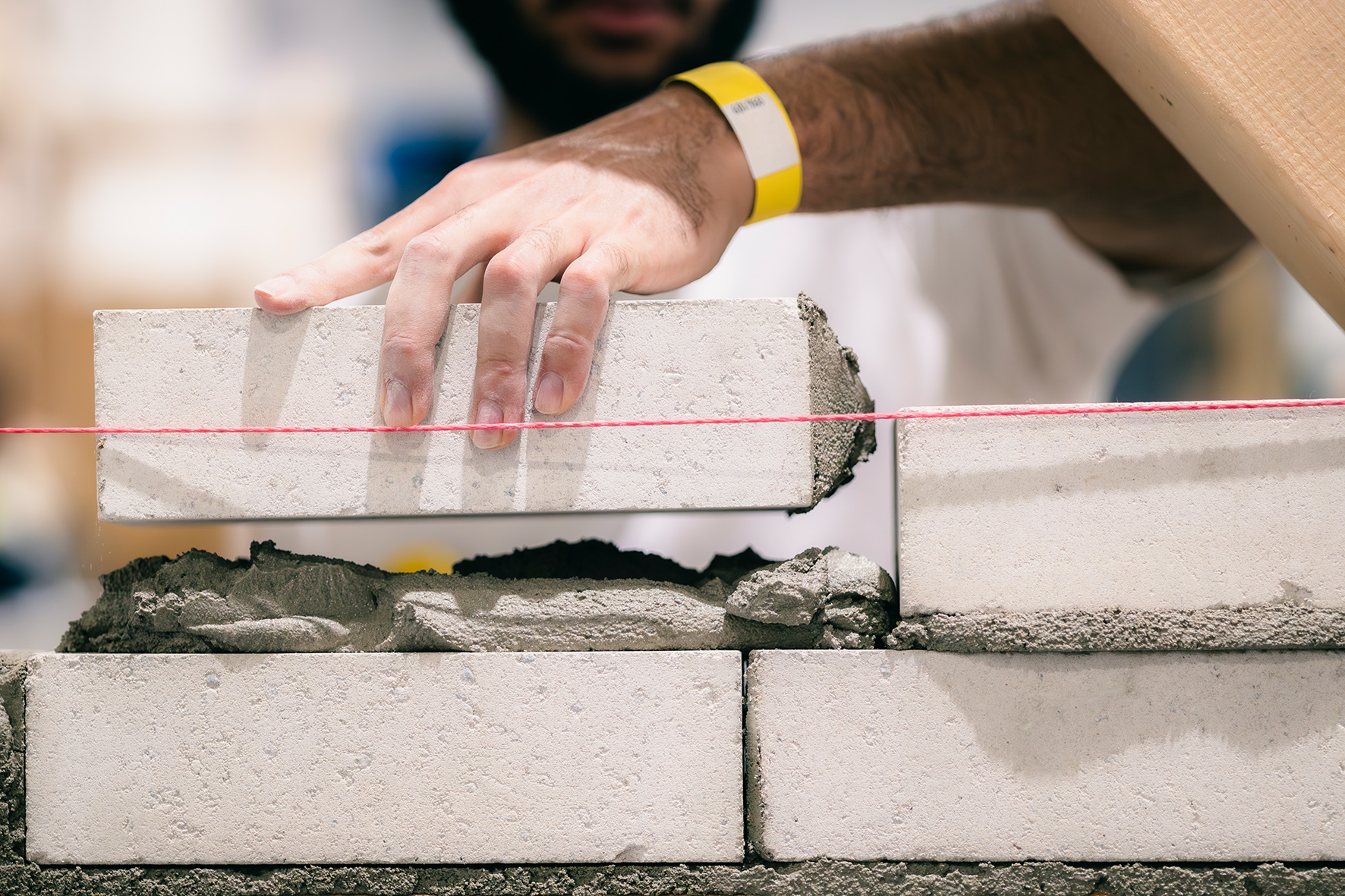 Maurer-Azubi Aus Steinen werden Wohnungen. Maurer sind die Profis, die die Wohnungen in Rosenheim bauen. Aber der Bau braucht Nachwuchs. Freie Ausbildungsplätze gibt es .Foto: IG Bau-Florian Göricke