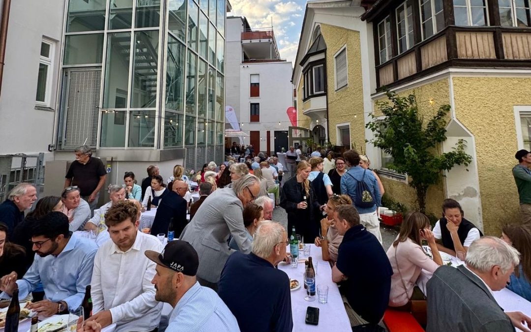 Sommerabend im Hinterhof: Bürgerstiftung Rosenheim feiert mit mehr als 100 Gästen