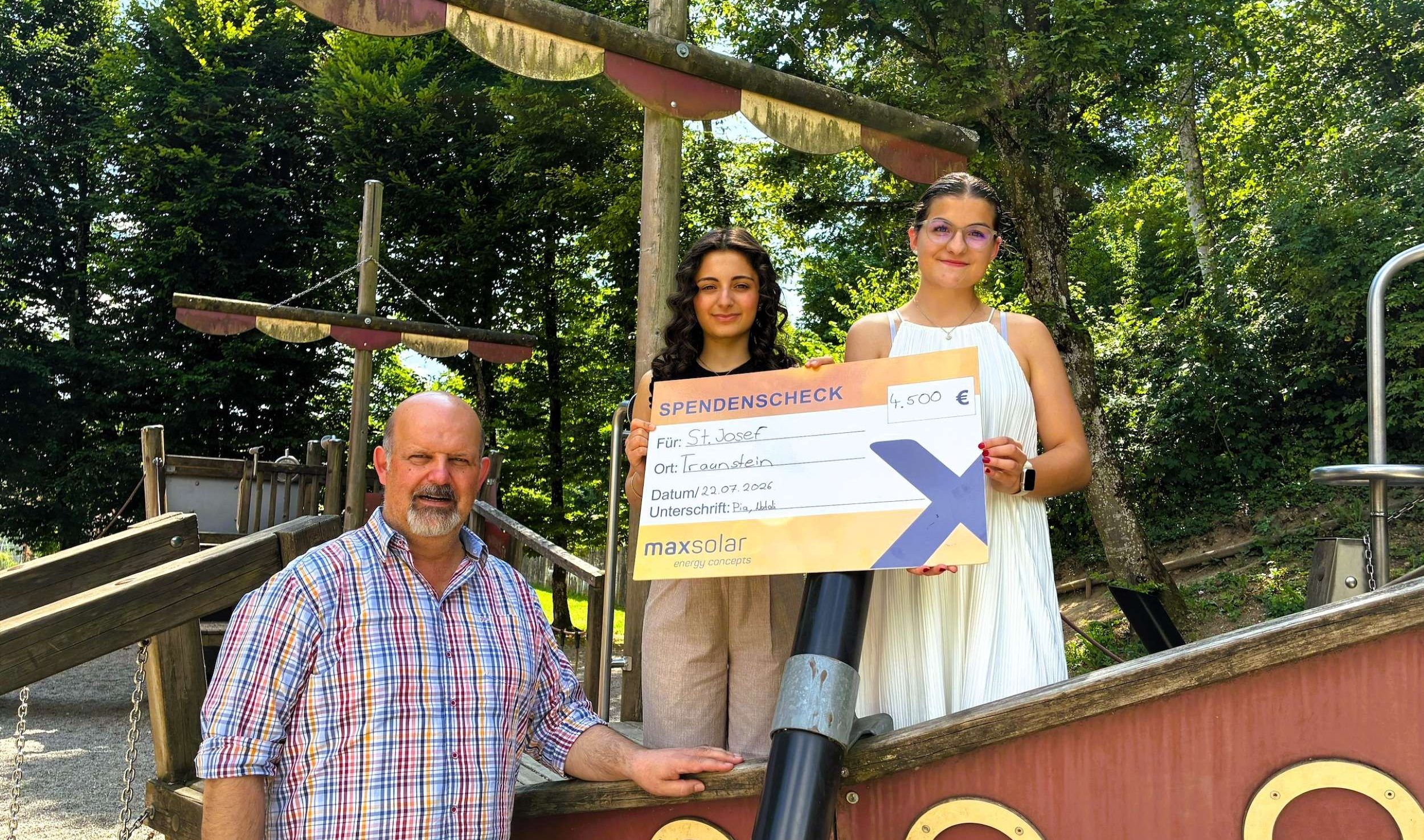 Spendenübergabe MaxSolar an St. Josef Traunstein Das große und beliebte Piratenschiff in der Traunsteiner Kindereinrichtung St. Josef erleidet demnächst Schiffsbruch und soll durch eine Neuanschaffung ersetzt werden. Dazu läuft aktuell eine große Spendenaktion, bei der sich Hausleiter Karl-Heinz Oberhuber über 4.500 Euro von MaxSolar freut. Die beiden Auszubildenden Natali Al Homsi und Pia Mosig überreichten den Spendenscheck. (von links nach rechts) Copyright Hubert Hobmaier