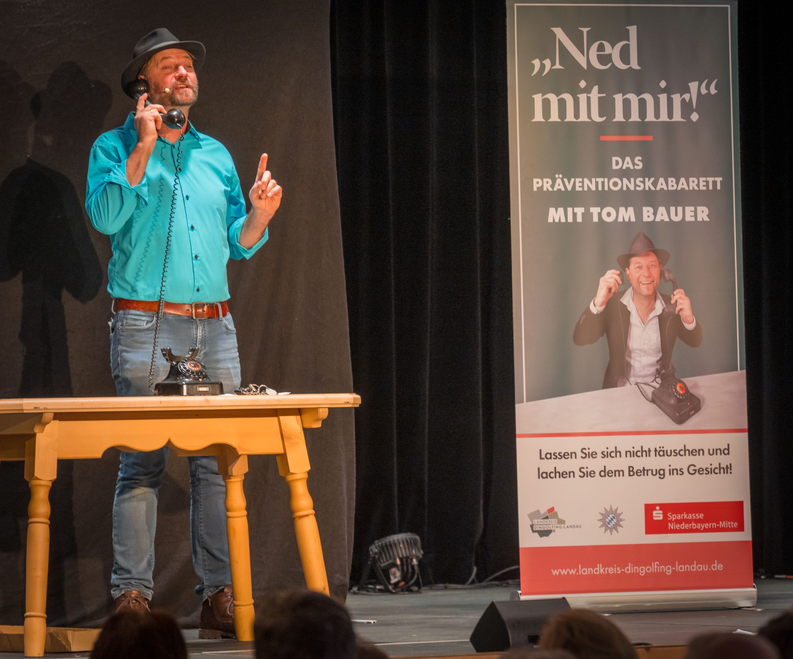 Tom Bauer Ned mit mir Pflegestützpunkt Rosenheim feiert 5 Jahre - und lädt zum humorvollen Präventionskabarett "Ned mit mir" mit Tom Bauer ein. Foto Copyright Tom Bauer