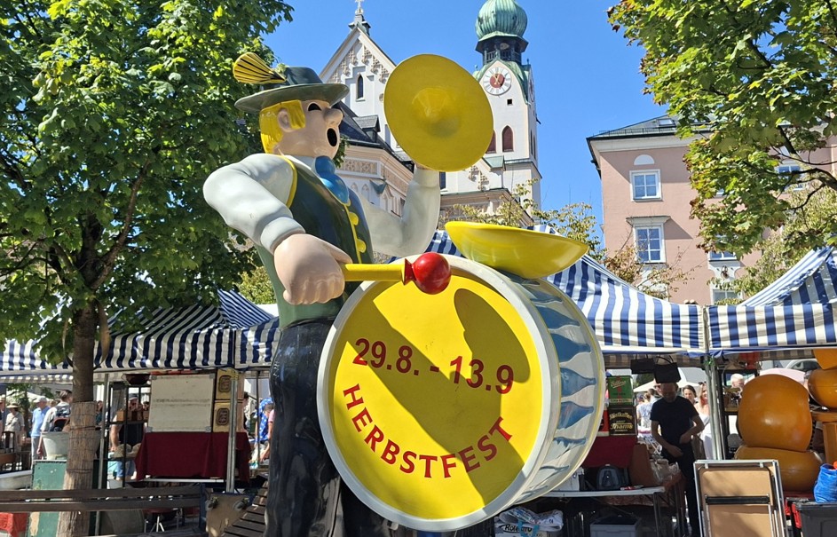 Der Wiesntrommler steht wieder am Rosenheimer Ludwigsplatz
