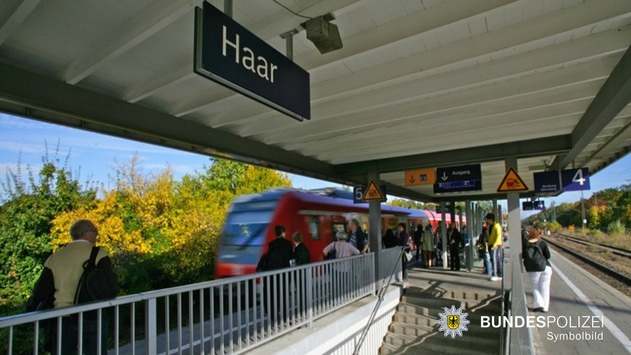Beziehungsstreit am Bahnhof Haar eskaliert – 20-jährige vor Haftrichter