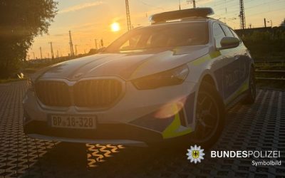 Polizei begleitet Fußballfans nach Einsatz in ICE am Bahnhof Dachau