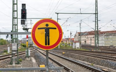 Äste und Steine auf Bahngleisen: Bundespolizei sucht Zeugen