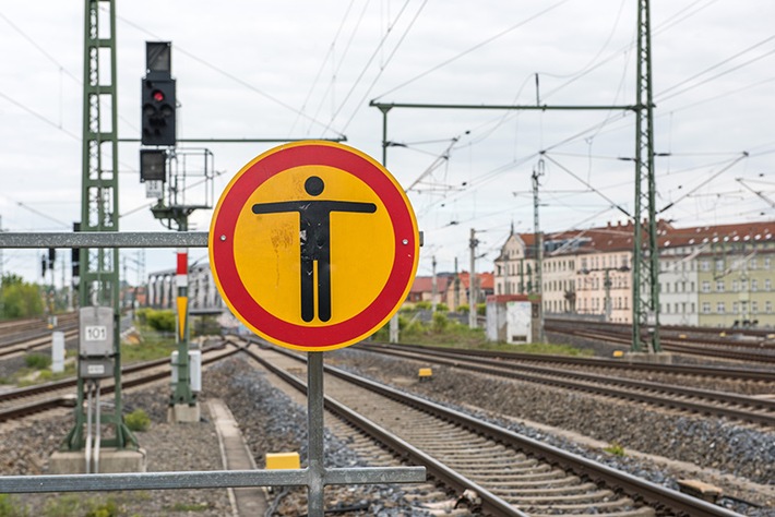 Äste und Steine auf Bahngleisen: Bundespolizei sucht Zeugen