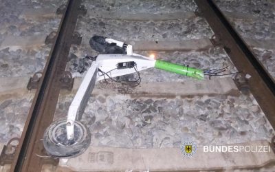 E-Scooter von Brücke auf Bahngleise geworfen: S-Bahn erfasst einen