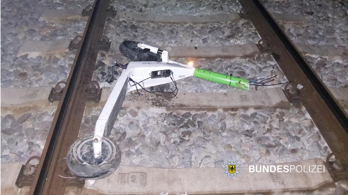 E-Scooter von Brücke auf Bahngleise geworfen: S-Bahn erfasst einen