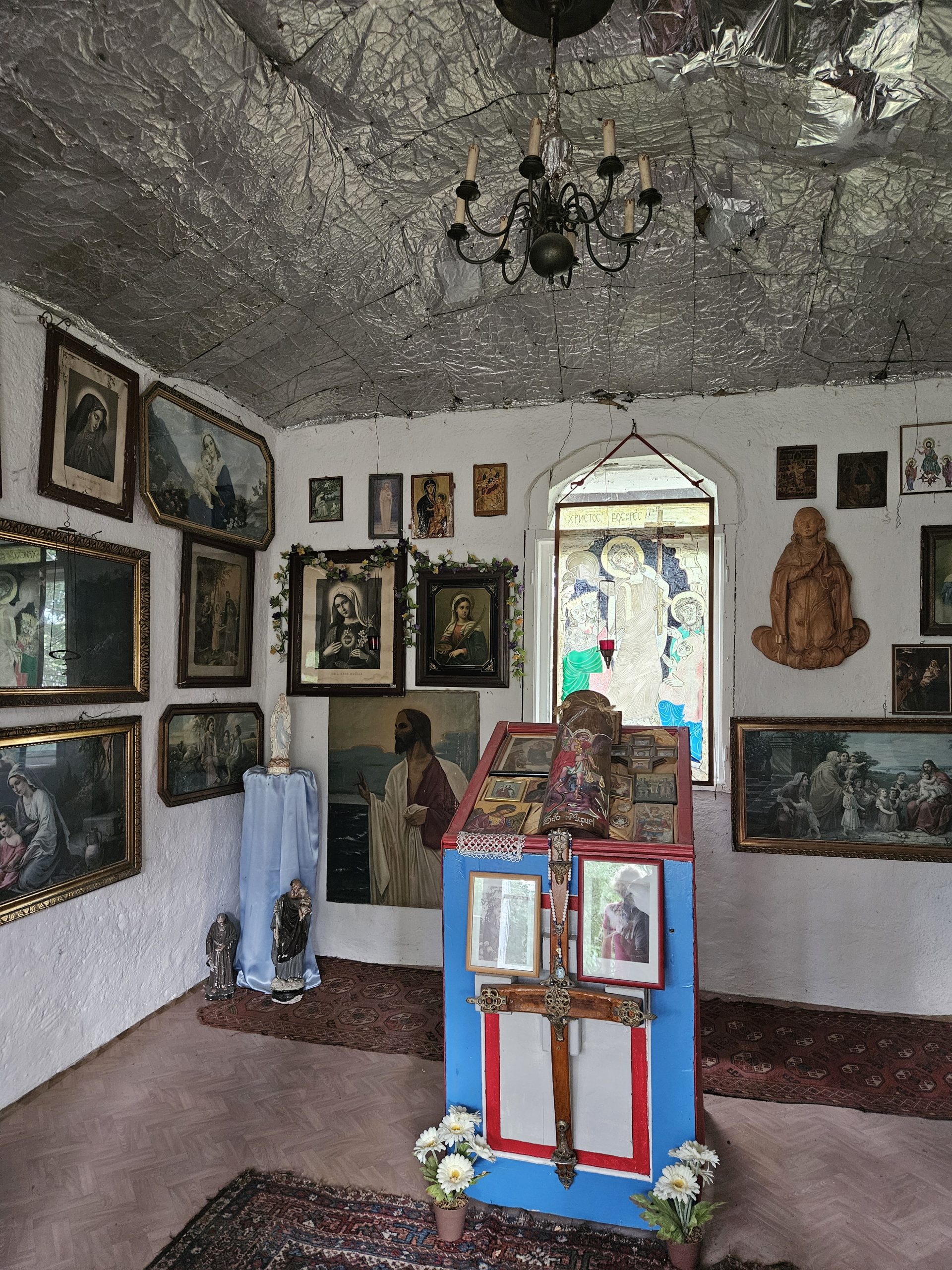 kapelle_c-blfd Die Kapelle, ausgekleidet mit Silberpapier. Foto: Copyright Bayerisches Landesamt für Denkmalpflege