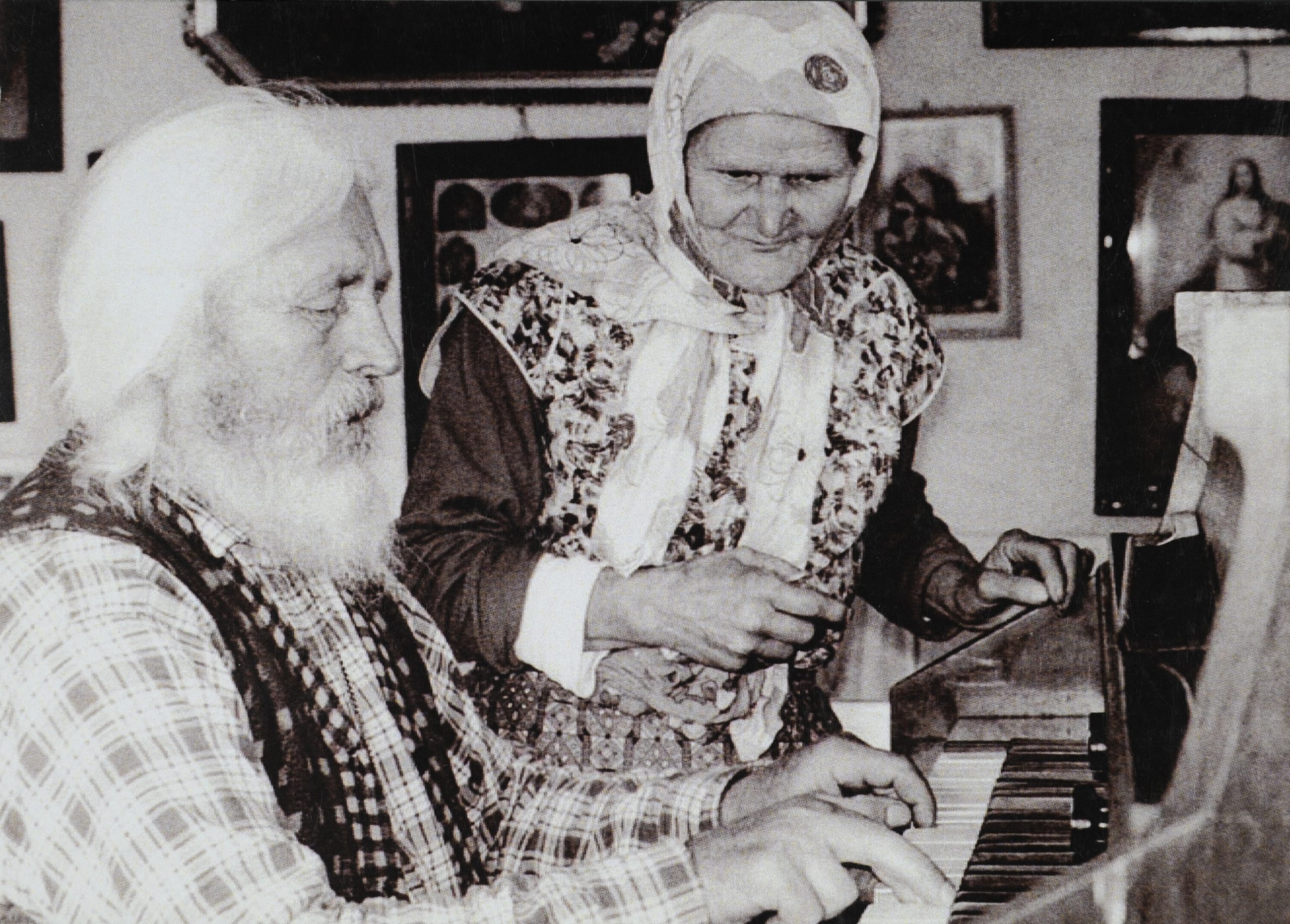 postkarten_väterchen_timofej_natascha_01_ent Historische Aufnahme von Väterchen Timofej und seiner Partnerin Natascha Dankow. Foto: Copyright Ost-West-Friedensgarten e.V.