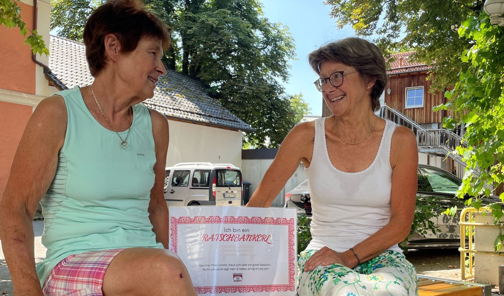 ratschbankerl Copyright Mischi Auf Initiative von Ursula Wagner (rechts) und Regine Mosner (links) hat Bruckmühl jetzt sein erstes Ratschbankerl. Eine Aktion für das Miteinander und gegen die Einsamkeit. Copyright Mischi