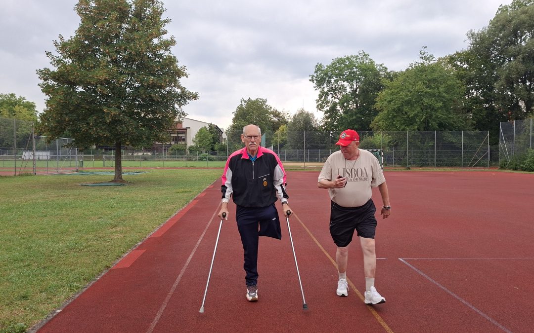 Zwei Krücken, eine Stoppuhr und 90 Sportabzeichen