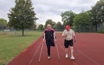 Zwei Krücken, eine Stoppuhr und 90 Sportabzeichen