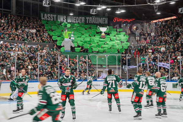 Die Fans der Starbulls Rosenheim präsentieren auf der Tribüne eine aufwendige Choreografie, während Kapitän Ryan McKiernan (#58) und Scott Feser (#71) auf dem Eis stehen. Auch wenn ihre Fans alles gaben - die Starbulls Rosenheim mussten beim Auftakt in die neue DEL2-Saison eine Niederlage hinnehmen. Foto: Ludwig Schirmer