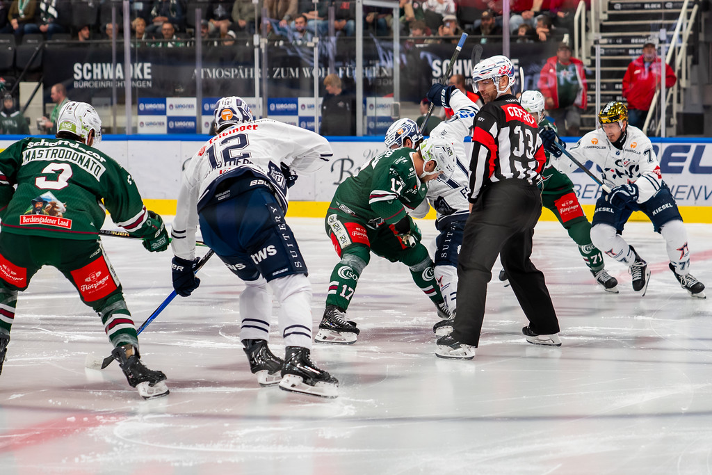 DEL 2 - Starbulls Rosenheim gegen Ravensburg Towerstars Die Starbulls Rosenheim starteten mit einer 2:3 Niederlage gegen die Ravensburg Towerstars. Fotos: David Löffler
