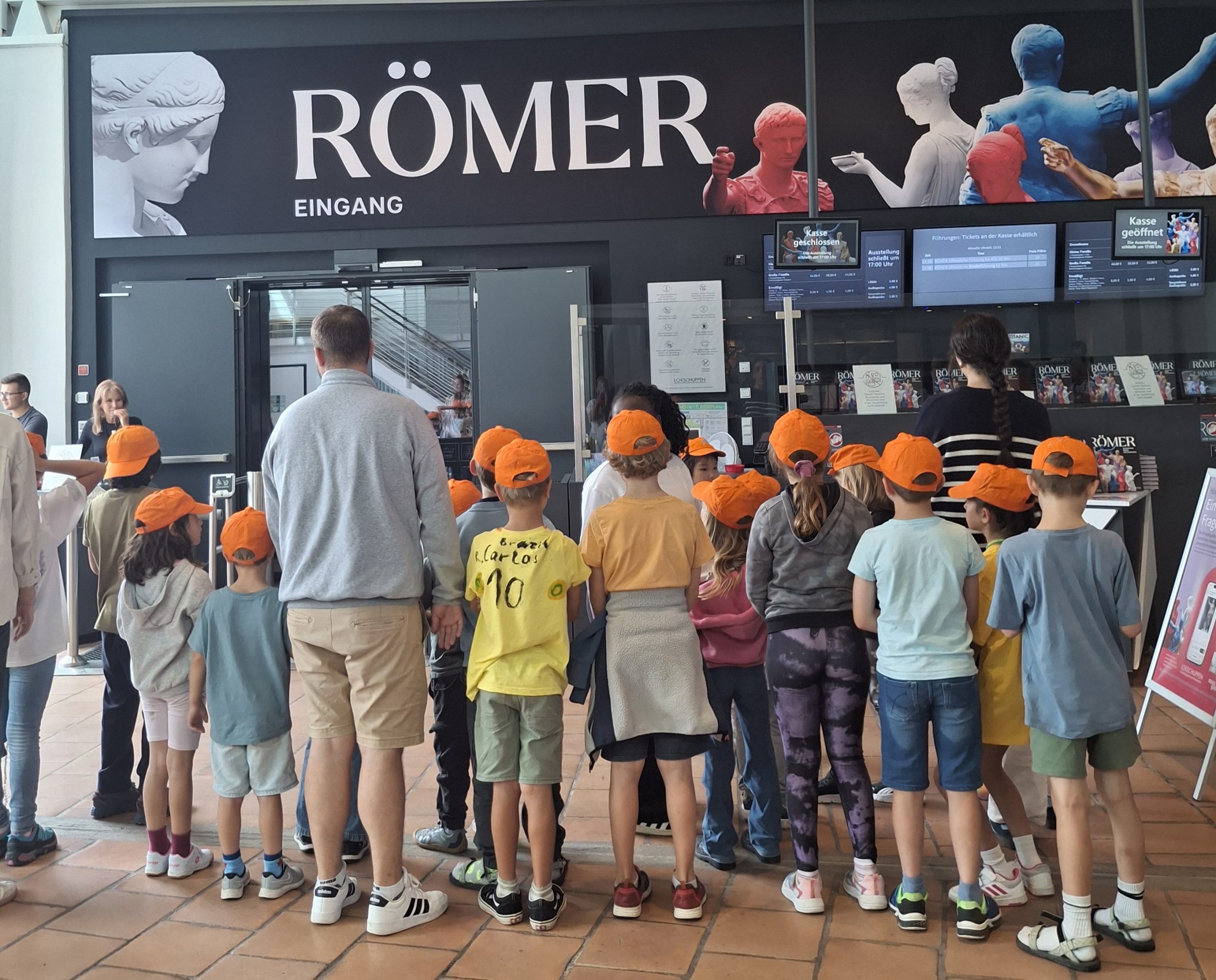 26-08-26_Ferien-SJR-Zeitreise-2026 Auch ein Besucher der Römeraussstellung im Rosenheimer Lokschuppen stand bei der Ferienaktion auf dem Programm. Foto: Copyright Stadtjugendring Rosenheim