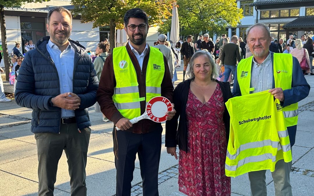 Oberbürgermeister als Schulweghelfer: Erdogan hilft zum Schulstart in Fürstätt