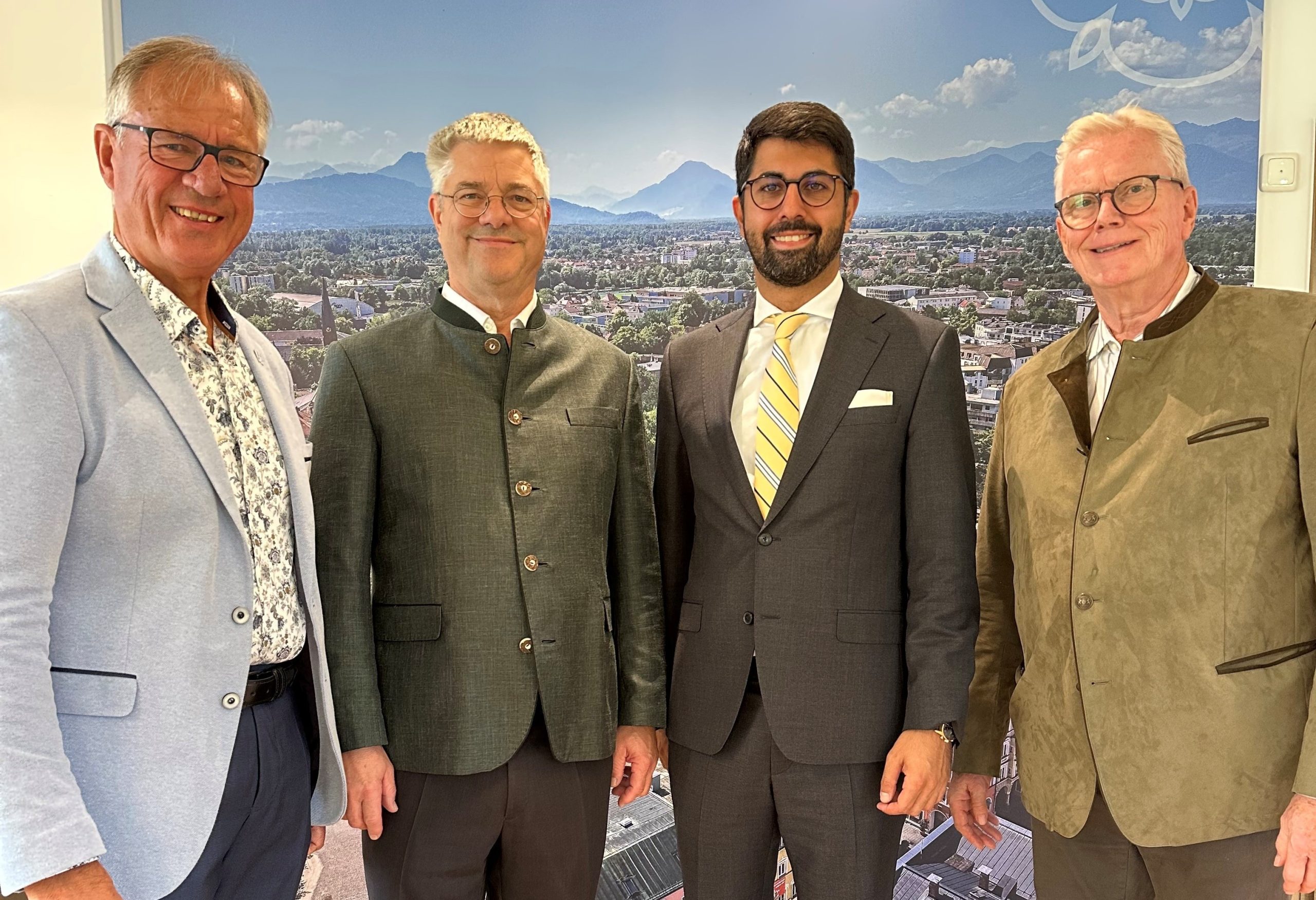26-09-18 Aktivsenioren 20 Jahre Aktivsenioren Rosenheim: Von ihren Erfahrungen erzählten sie bei ihrem Besuch beim Rosenheimer Oberbürgermeister Abuzar Erdgoan (zweiter von rechts). Foto: Copyright Stadt Rosenheim