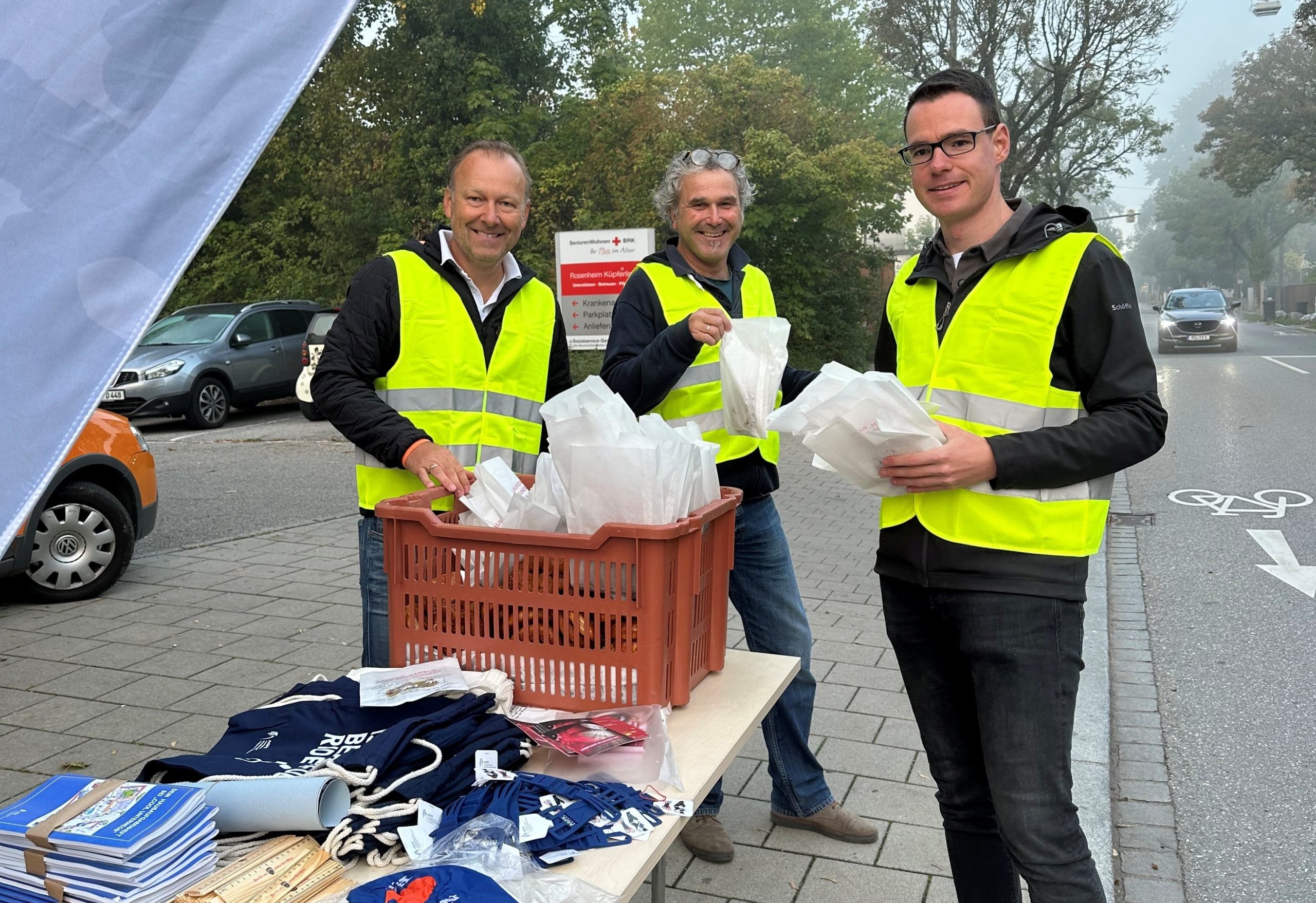 26-09-30 Brezn für Radlfahrer Team Heute Morgen hat die Stadt Rosenheim Brezn an Fahrradfahrer verteilt. Zu sehen beim Teamfoto sind von links: Thomas Gems, Olaf Fröhlich, Daniel Zuleger. Foto: Copyright Stadt Rosenheim