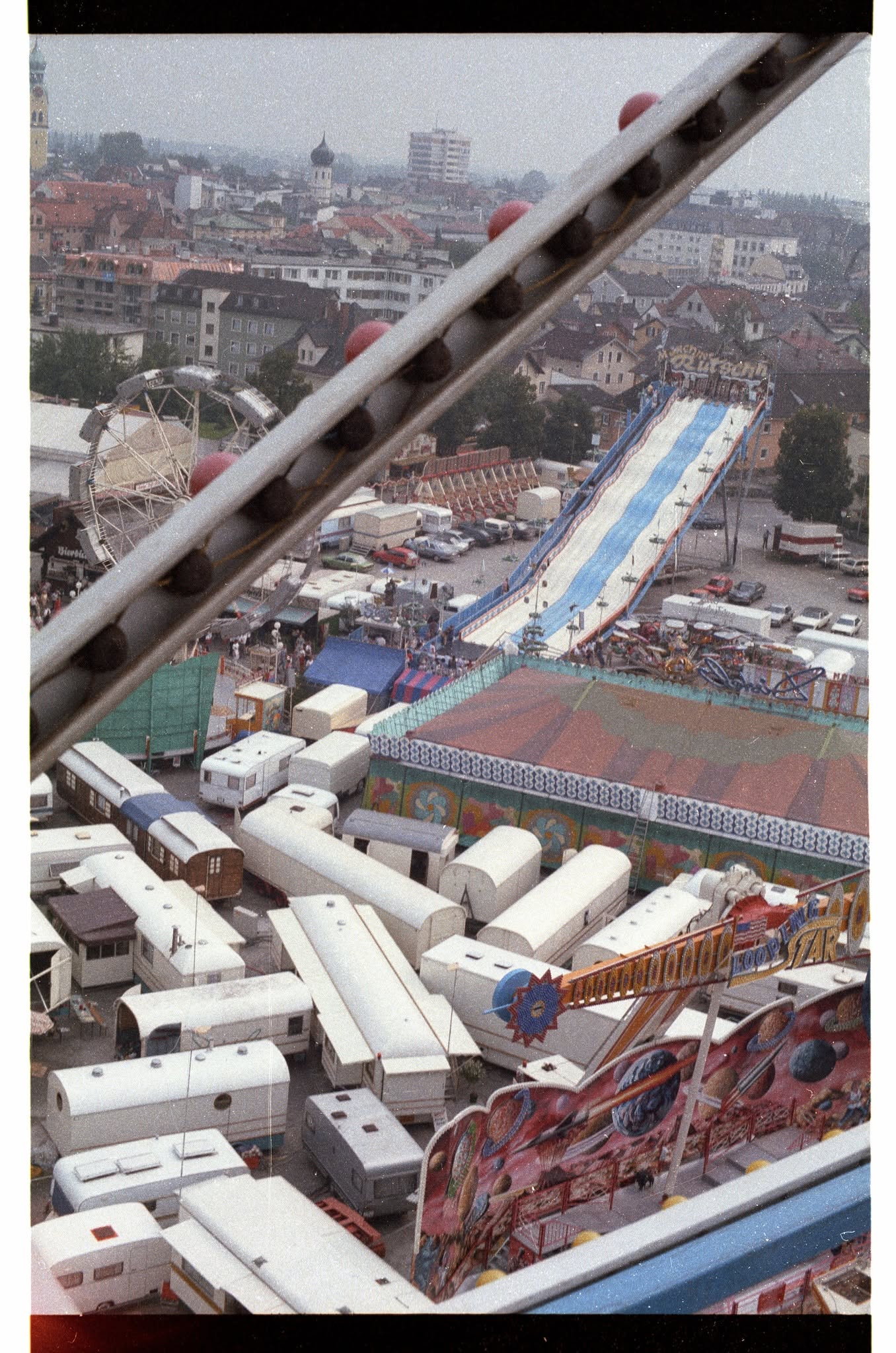 493968794_9707311672648391_3910275115571067162_n Blick auf das Rosenheimer Herbstfest vom Riesenrad aus im Jahr 1970. Foto: Archiv Herbert Borrmann