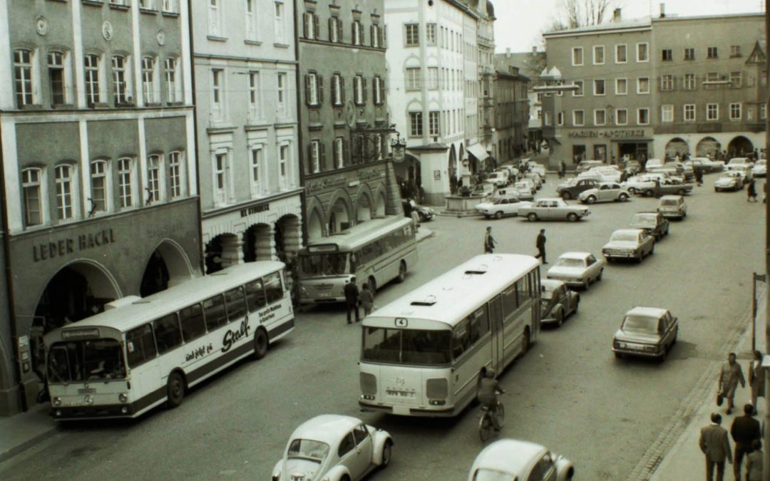 Rosenheimer Max-Josefs-Platz in den 1970er Jahren: Als hier noch Autos, Busse und Schlaghosen unterwegs waren