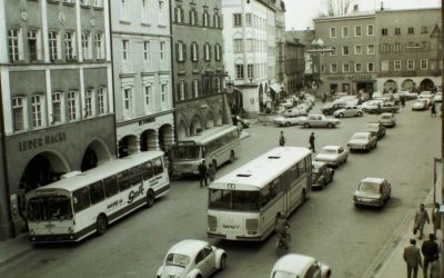 Rosenheimer Max-Josefs-Platz in den 1970er Jahren: Als hier noch Autos, Busse und Schlaghosen unterwegs waren