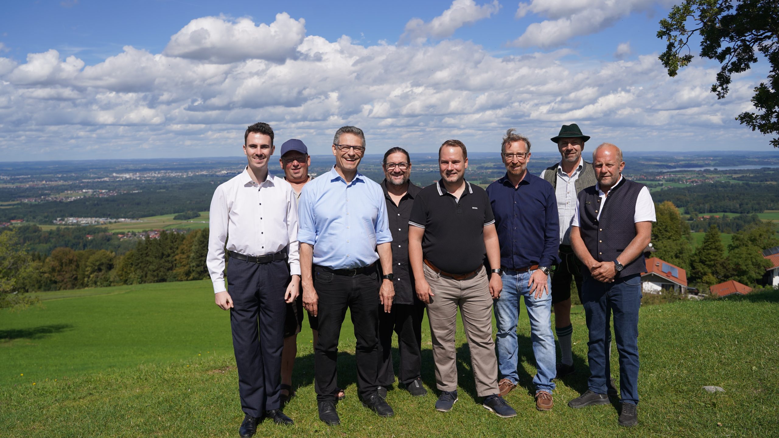 AfD-BBT-Tour Die AfD-Delegation mit den Bundestagsabgeordneten Wolfgang Wiehle und Lars Heise sowie den AfD-Vertretern aus der Region am Samerberg. Foto: Copyright Abgeordnetenbüro Andreas Winhart