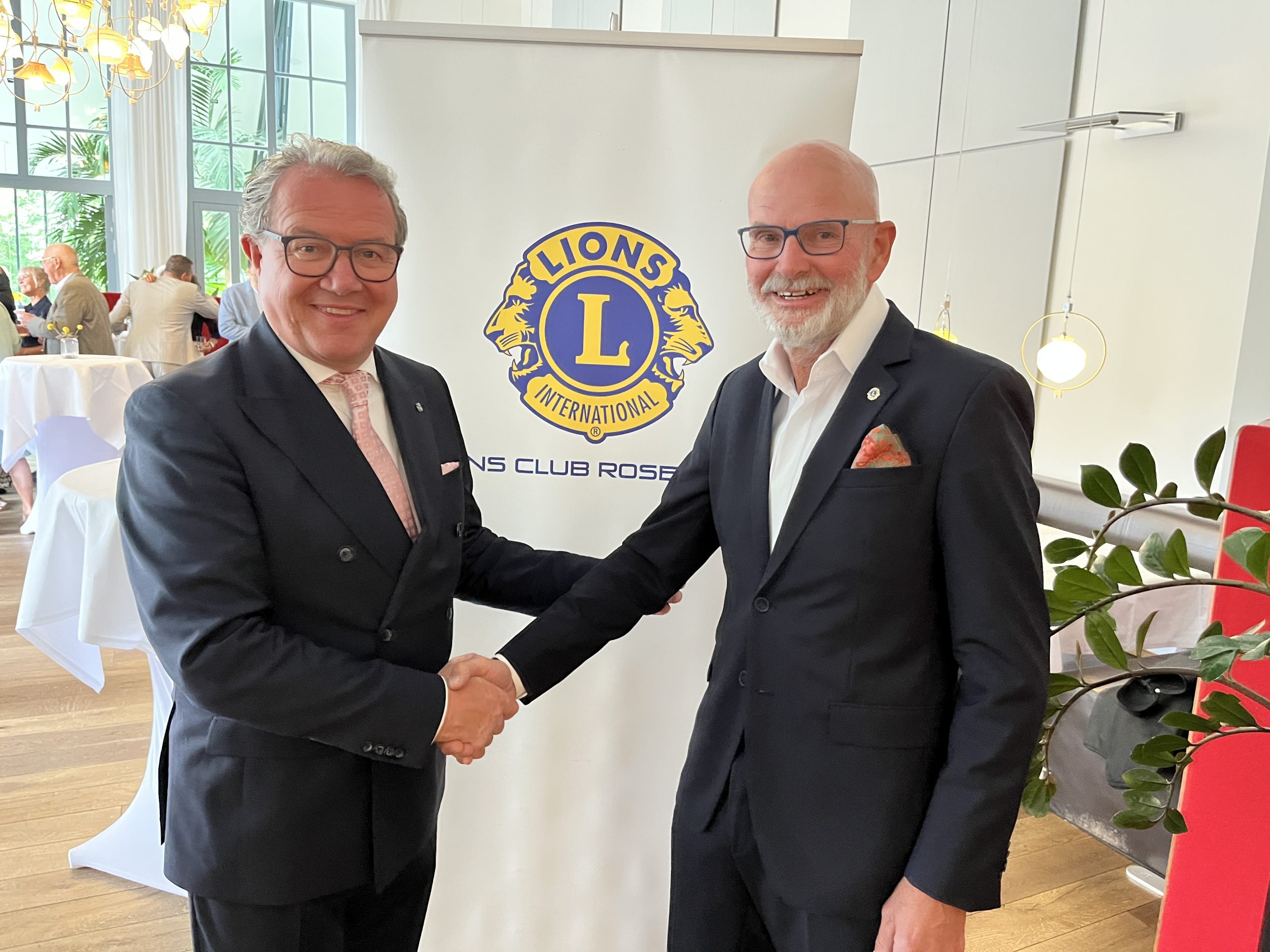 Amtsuebergabe_LionsClubRosenheim_Foto Klaus Stöttner (links im Bild) hat die Präsidentschaft von Thomas Möller beim Lions Club Rosenheim übernommen. Foto: Copyright Lions Club Rosenheim