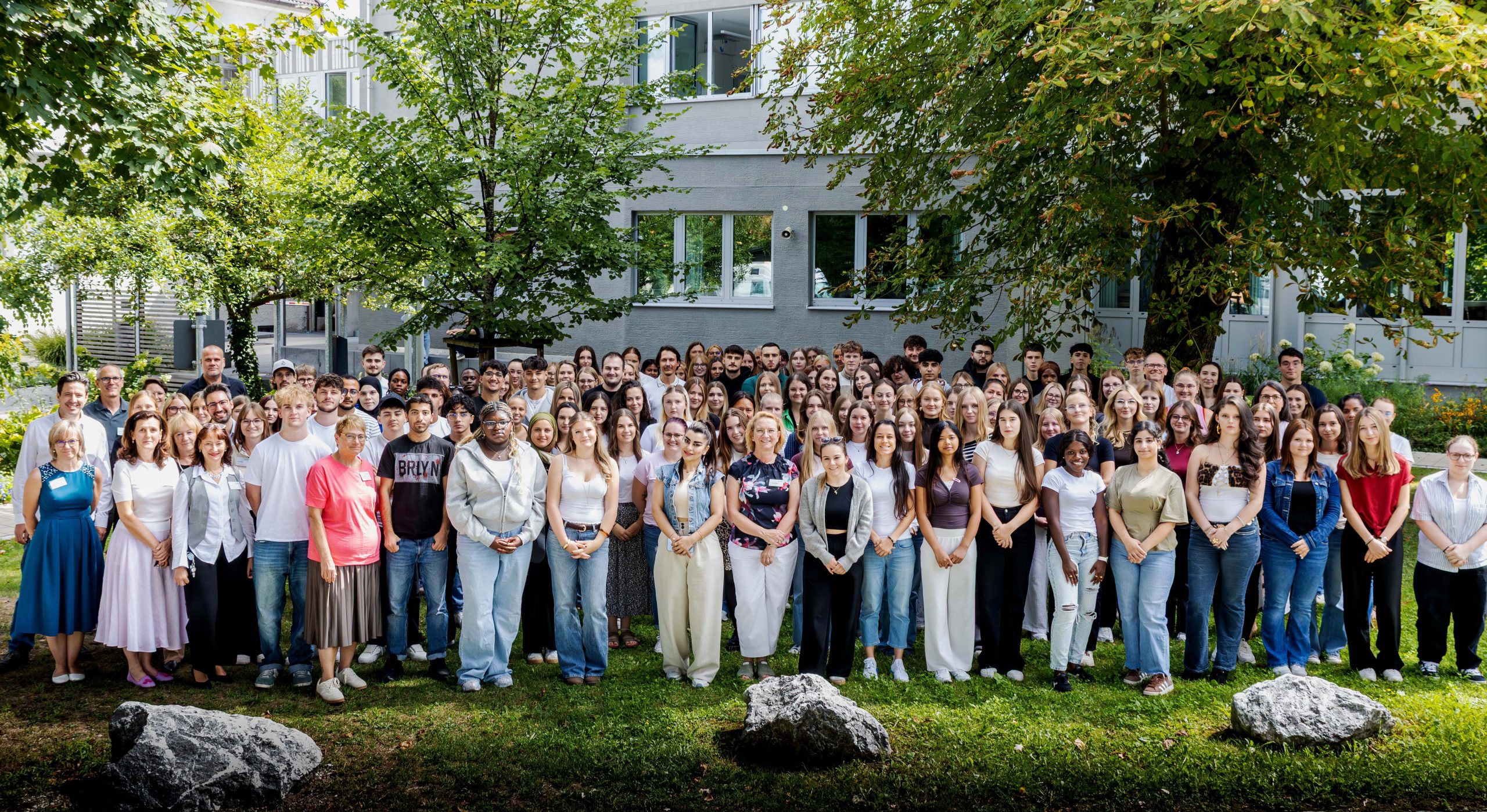 Ausbildungsbeginn_2026_Alle_01_PM Willkommen bei den RoMed Kliniken: Die neuen Nachwuchskräfte beim Empfangstag in Rosenheim zum Start ihrer Ausbildung. Foto: Copyright RoMed Kliniken
