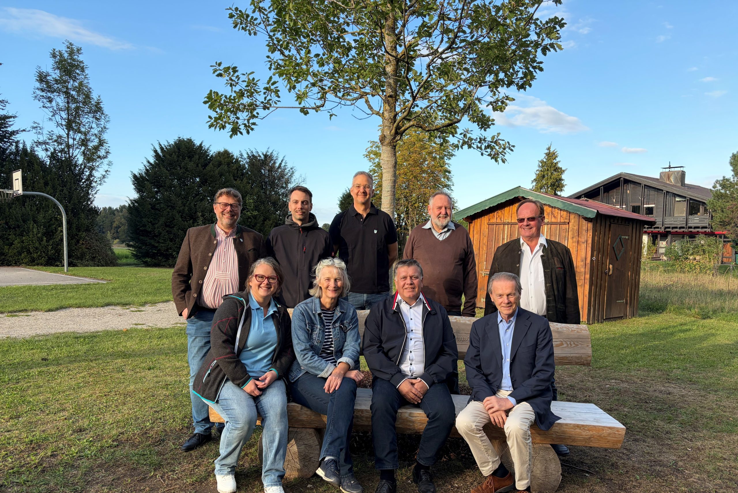 Baum 2 Auf dem Bild sind die Spender des Baumes zusammen mit Eggstätts Bürgermeister Christoph Kraus (hinten links) und Initiator Matthias Ruh (hinten rechts) zu sehen. Copyright Gemeinde Eggstätt Auf dem Bild sind die Spender des Baumes zusammen mit Eggstätts Bürgermeister Christoph Kraus (hinten links) und Initiator Matthias Ruh (hinten rechts) zu sehen. Copyright Gemeinde Eggstätt