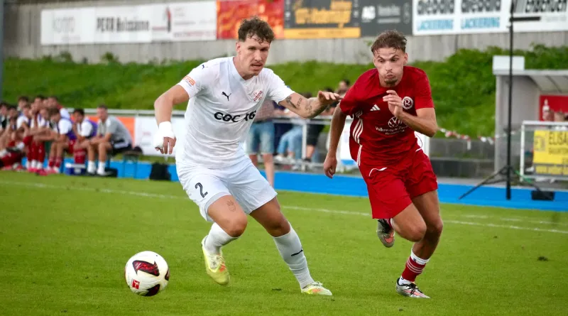 Bayernliga-SV-Erlbach ⚽ Heimsieg für die 1. Mannschaft des TSV 1860 Rosenheim: Vor 303 Zuschauern setzte sich der Bayernliga-Süd-Kader mit 1:0 gegen den SV Erlbach durch. Das Siegtor fiel dabei auf kuriose Weise. 👀 Foto: Copyright TSV 1860 Rosenheim