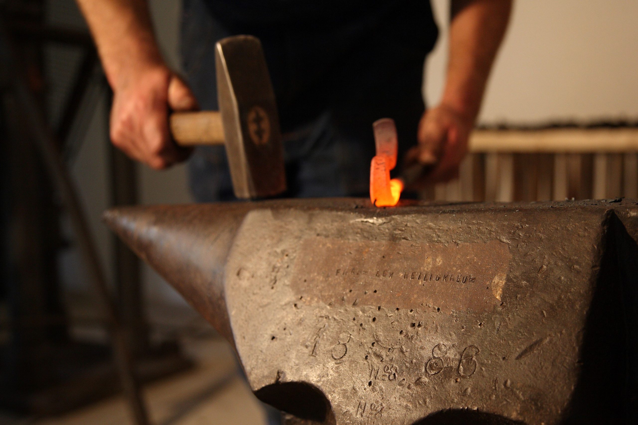 FLM Amerang_Handwerkertag_001 Auf dem Amboss wird das glühende Eisen bearbeitet. Foto: Copyright Bezirk Oberbayern, Freilichtmuseum Amerang, G. Nixdorf