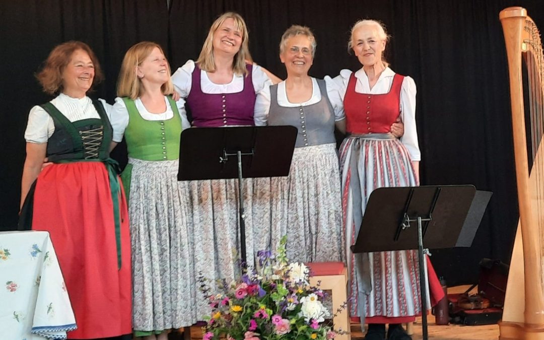 „Kräutermischung“: Flossinger Sängerinnen gastieren im Freilichtmuseum Amerang