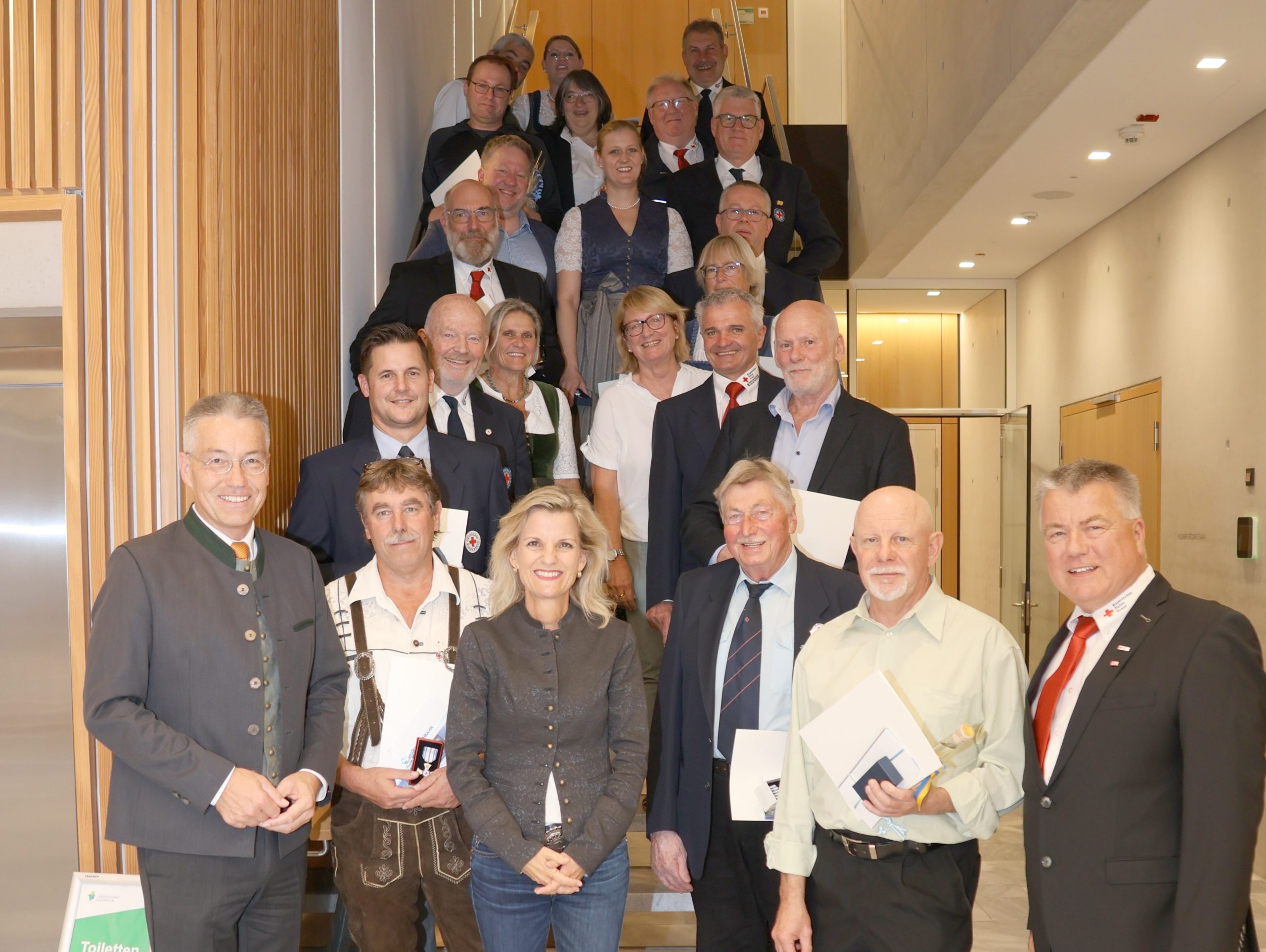 Gruppenbild_Landratsamt Rosenheim 35 Helfer des Bayerischen Roten Kreuzes sind im Landratsamt Rosenheim für ihre langjährige ehrenamtliche Tätigkeit ausgezeichnet worden. Foto: Copyright BRK Rosenheim