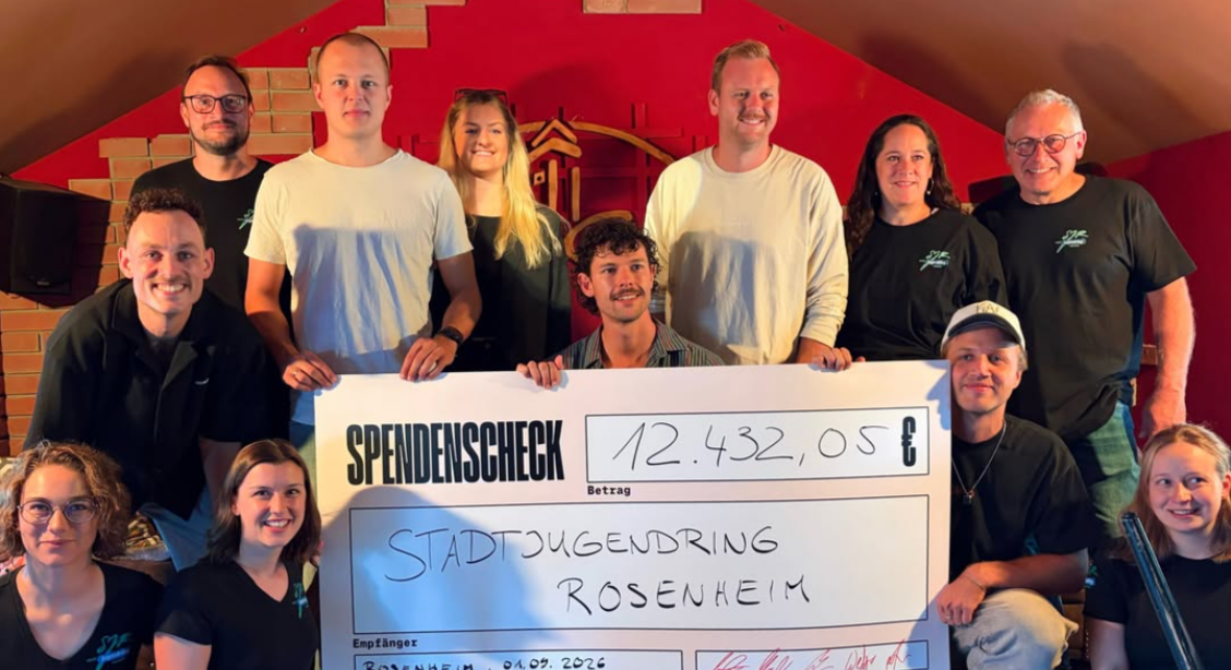 Kaffkiez Spende Aus einem spontanen Konzert wird eine Spende von 12.432 Euro: Kaffkiez übergibt das Geld an den Stadtjugendring Rosenheim: