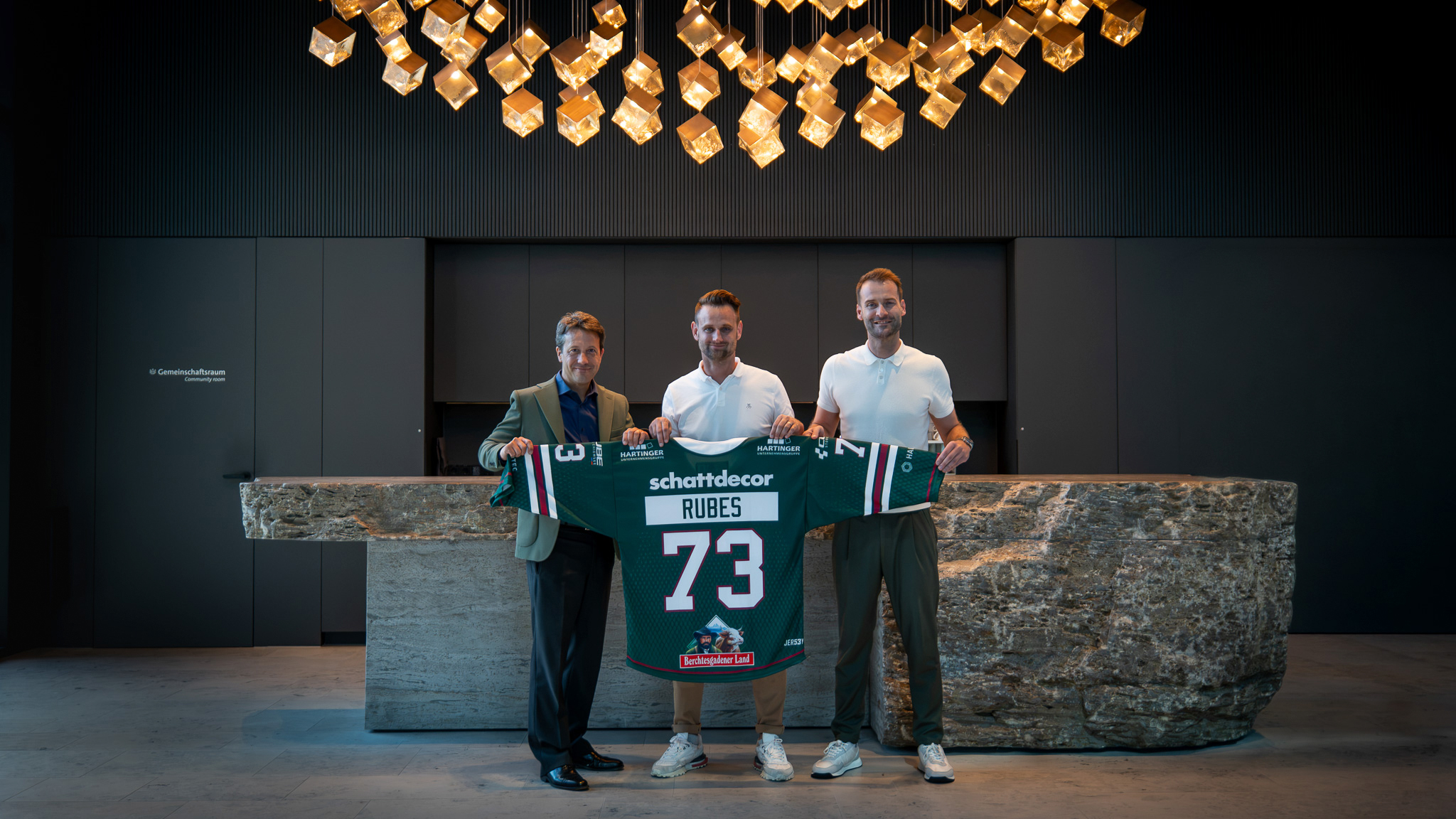 Von Links Dr. Derick Beitel (Vorstand Finanzen I HR I IT), Darwin Kuhn (Leitung Sponsoring Starbulls Rosenheim), Andreas Lehnig (Leitung Marketing & Kommunikation) Copyright: Christoph Sinzinger Von Links Dr. Derick Beitel (Vorstand Finanzen I HR I IT), Darwin Kuhn (Leitung Sponsoring Starbulls Rosenheim), Andreas Lehnig (Leitung Marketing & Kommunikation) Copyright: Christoph Sinzinger