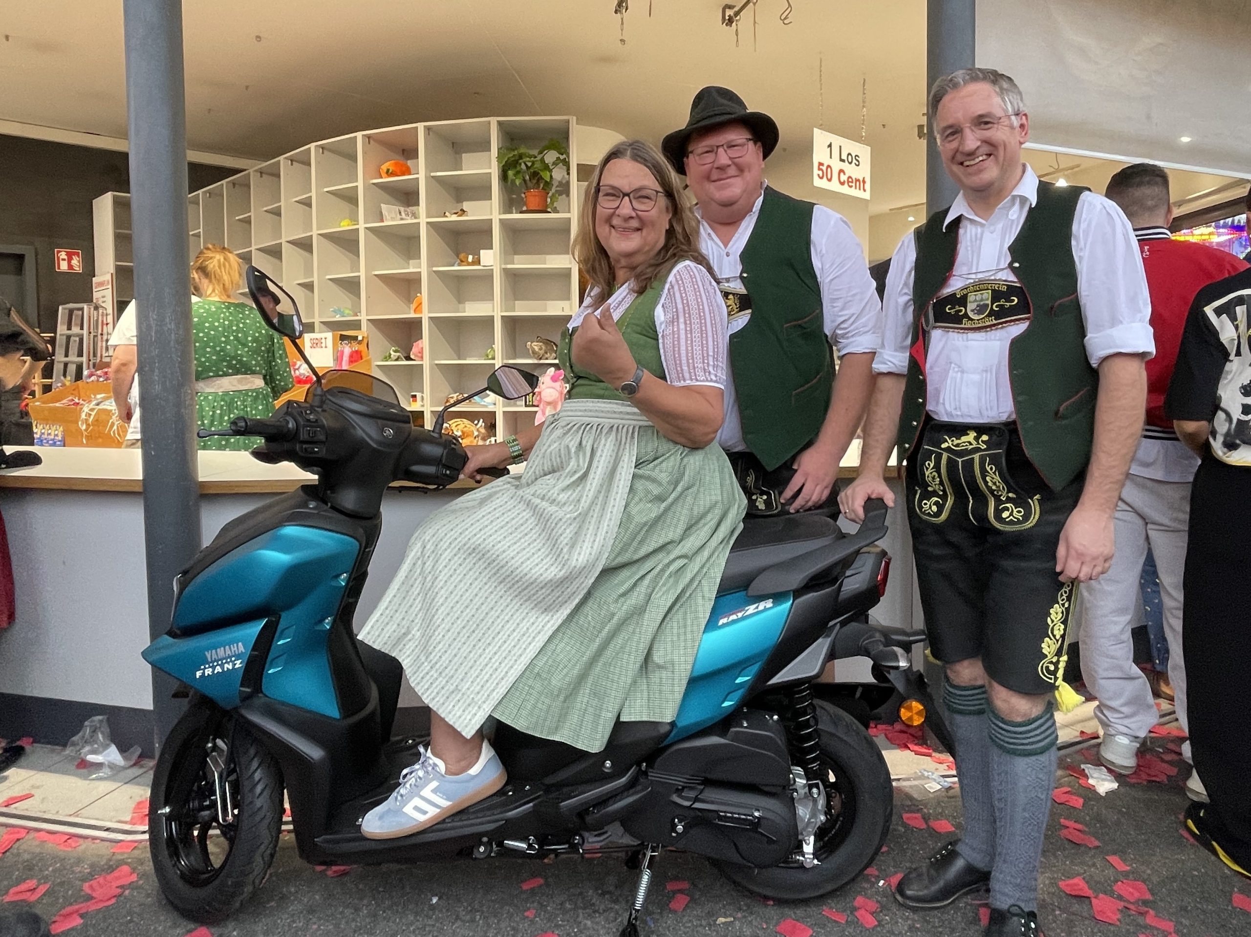 Pressefoto_Glückshafen_Übergabe Roller 2 Hauptgewinne diesmal: zwei Motorroller - einer ging nach Bad Endorf. Foto: Copyright Stadt Rosenheim