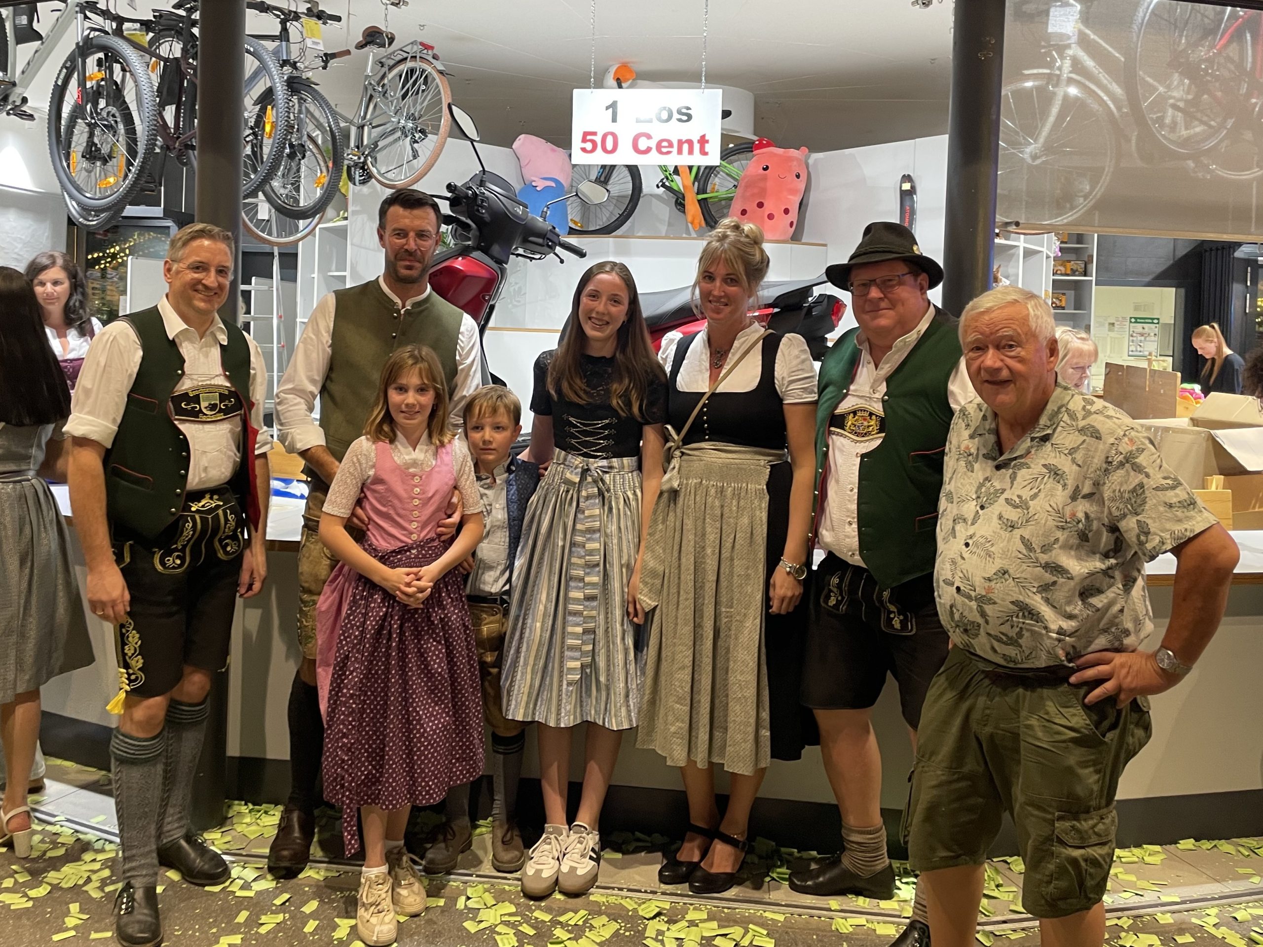 Pressefoto_Glückshafen_Übergabe Roller Gewinnübergabe beim Glückshafen auf dem Rosenheimer Herbstfest. Foto: Stadt Rosenheim
