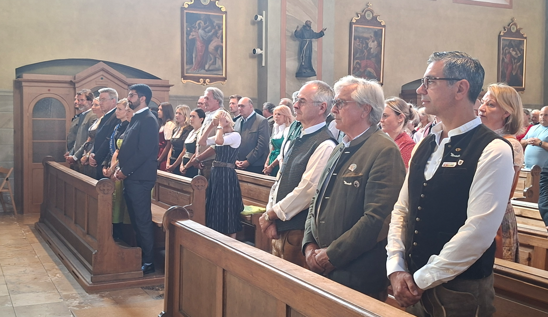 Schausteler-Gottesdienst Kirche Reihe Schausteller-Gottesdienst 2026 - Blick zu den Gottesdienst-Besuchern. Foto: Innöpuls.me