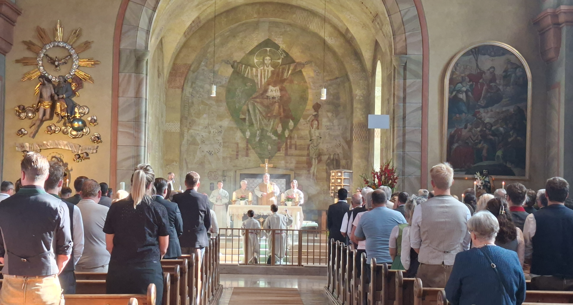 Schausteller-Gottesdienst stehend Schausteller-Gottesdienst. Blick in Kirchenraum. Foto: Karin Wunsam