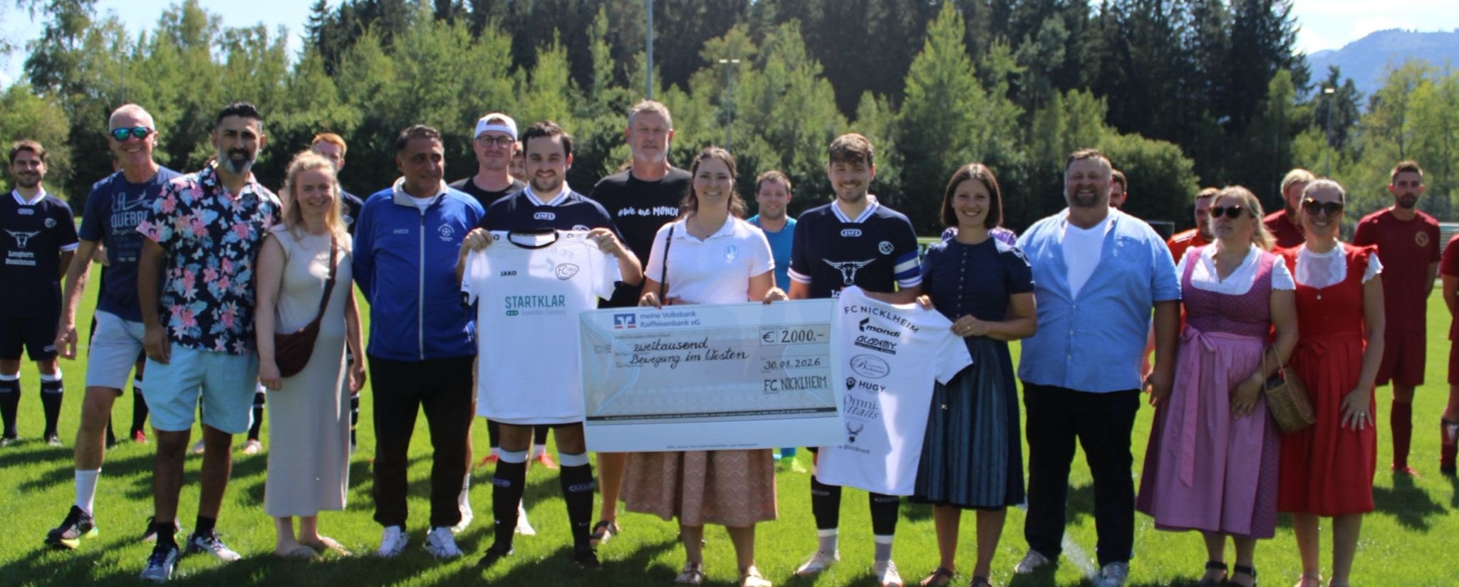 Spendenaktion FC Nicklheim von links: Christian Zoss (Sport Zoss), Tarik Yatman (HUGY), Lena Bichlmair (Startklar), Özgür Yildirim (Bewegung im Westen), Alexander Madl (Mondi Innocat), Tobias Doff (FC Nicklheim), Markus Buchauer (Mondi Innocat)Christina Schuster (OmniVitalis), Simon Hofmeister (FC Nicklheim), Franziska Pfaffenhuber (1. Bürgermeisterin Gemeinde Raubling), Thomas Fischbacher (3. Bürgermeister Gemeinde Raubling), Martina Kefer (2. Vorstand FC Nicklheim), Verena Barow (1. Vorstand FC Nicklheim) Foto: Copyright Startklar Rosenheim-Ebersberg
