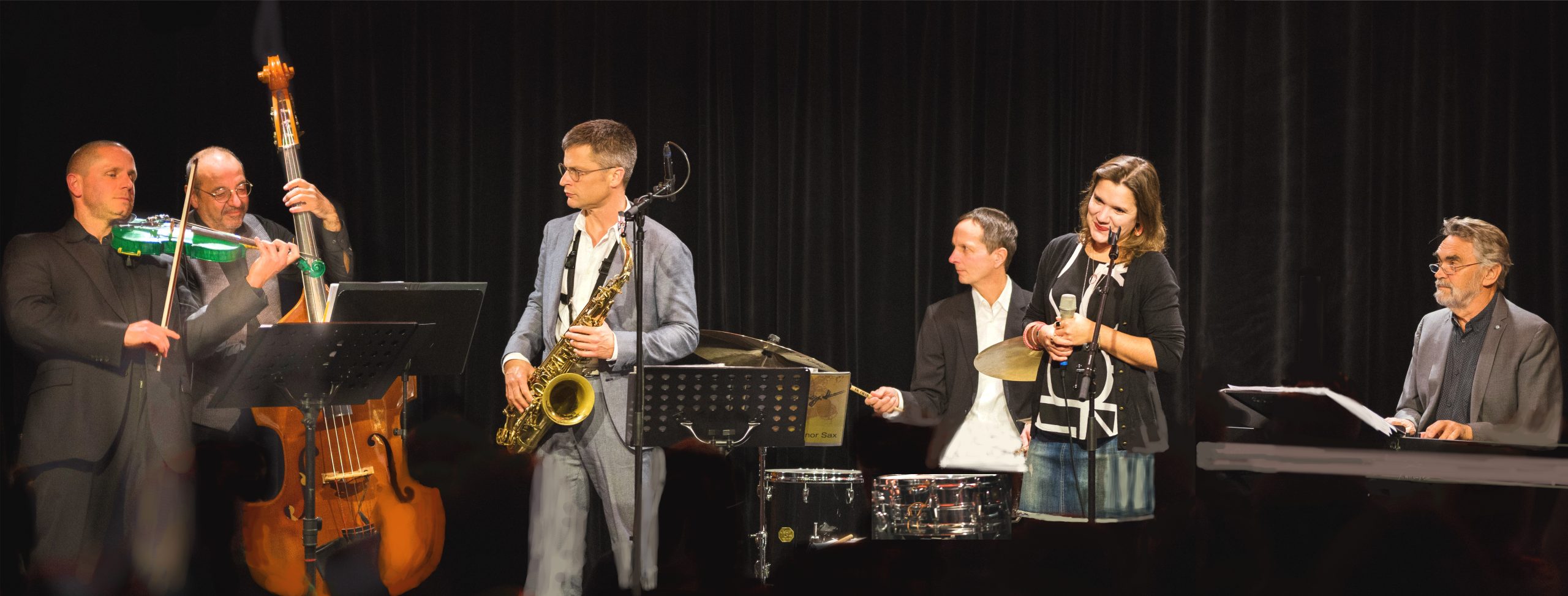 Stahuber Bossanova, Swing und Co in der Kulturmühle Bruckmühl mit dem Sextett des Miesbach Pianisten und Bandleaders Bernd Stahuber. Foto: Copyright Markt Bruckmühl