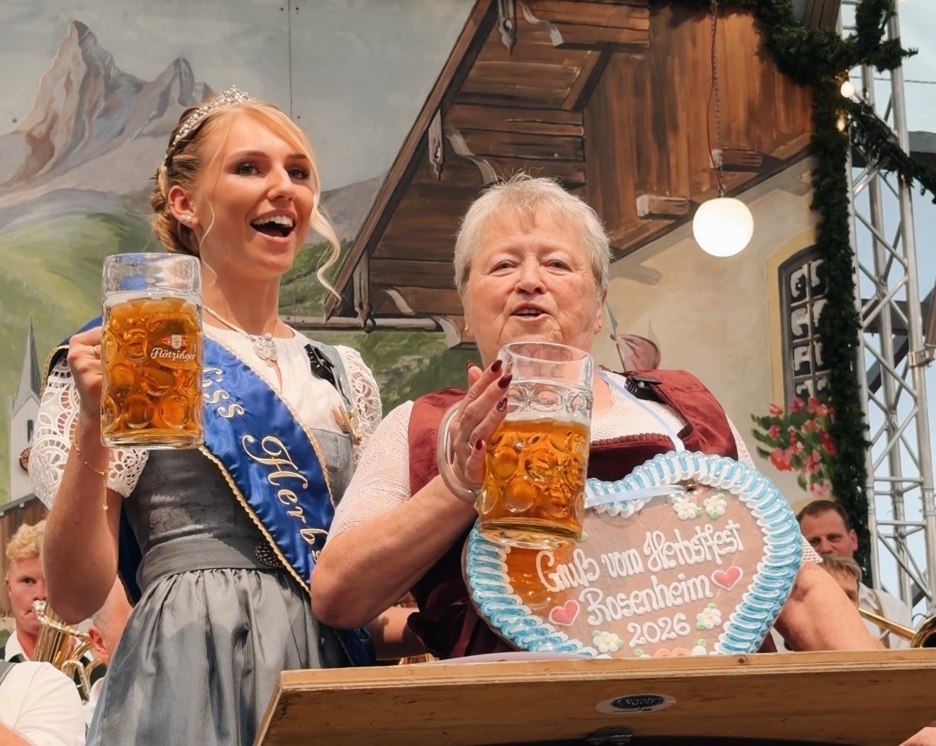 WV-Senioreneinladung aus dem Stadtgebiet_Sieglinde und Miss_Foto WV Mit der Miss Herbstfest den Taktstock schwingen: Einer der Höhepunkte auf dem Seniorennachmittag auf dem Rosenheimer Herbstfest. Foto: Copyright Wirtschaftlicher Verband