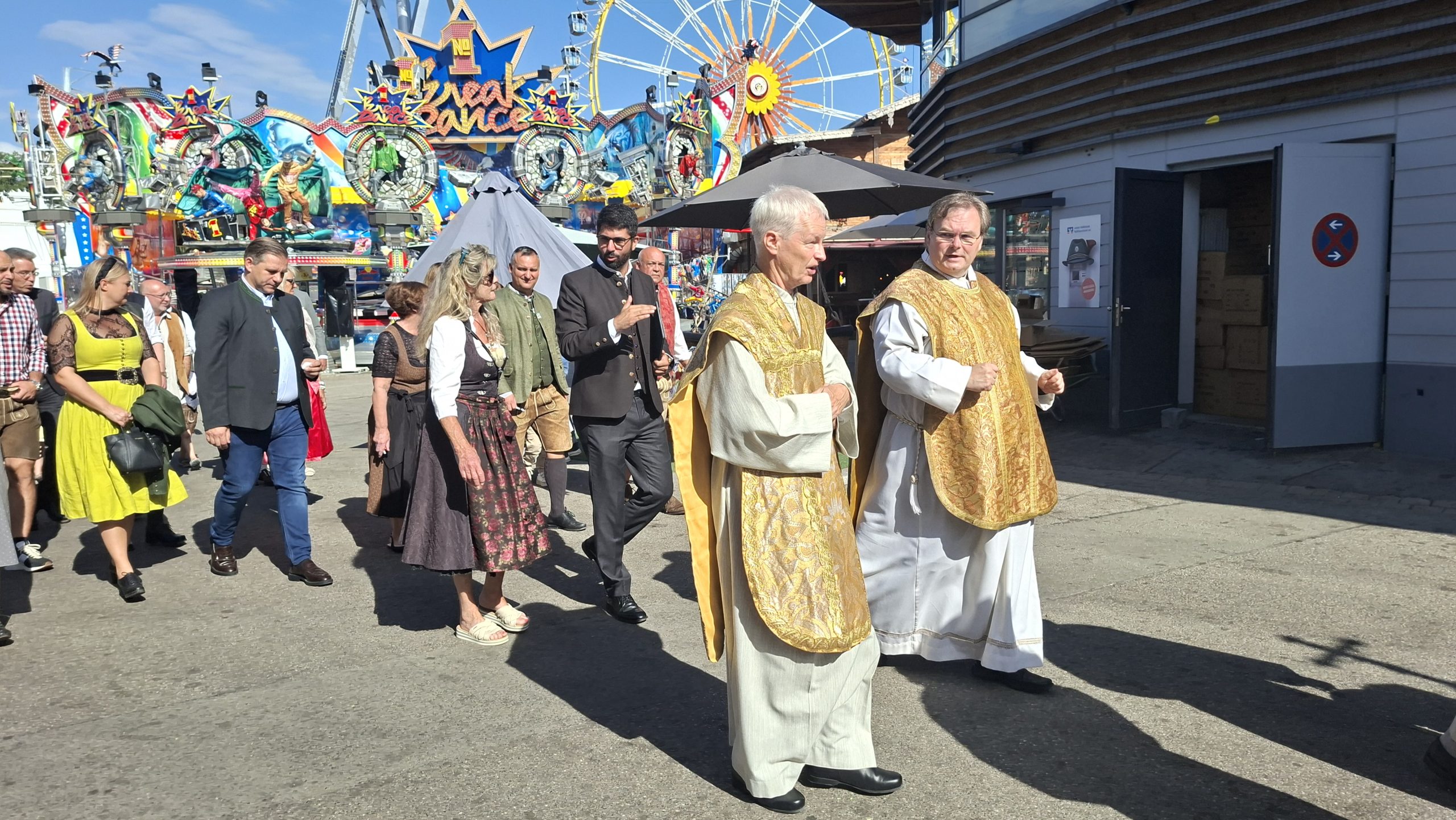 Weihe Würstelprinz 2026 Rosenheimer Herbstfest (6) Prozession von der Klosterkirche zum Würstl-Prinz. Foto: Innpuls.me