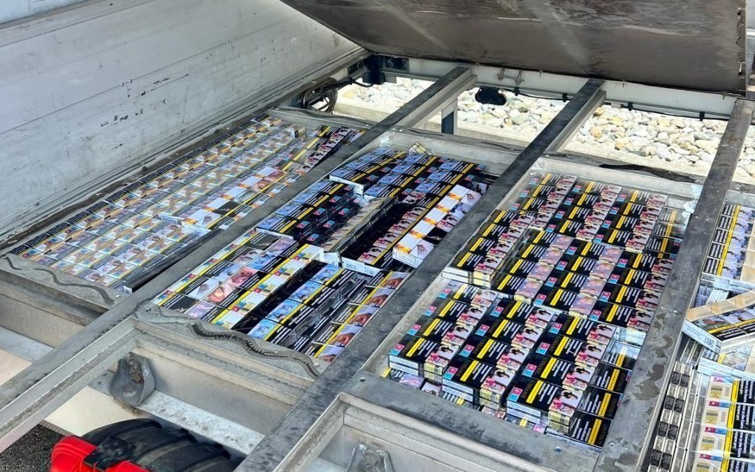 Zoll entdeckt mehr als 48.000 Zigaretten im doppelten Boden eines Transporters