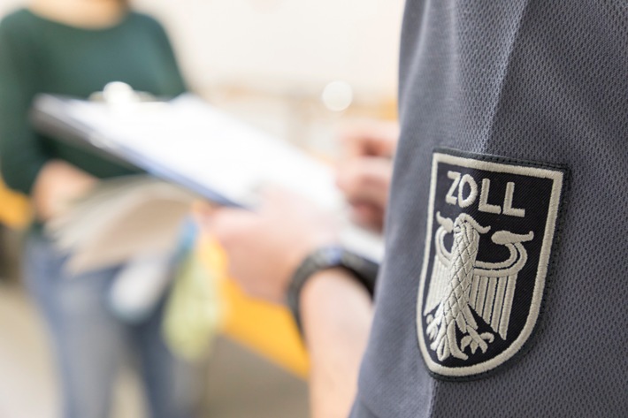 Zoll kontrolliert 23 Friseurstudios und Barbershops im Bezirk Rosenheim