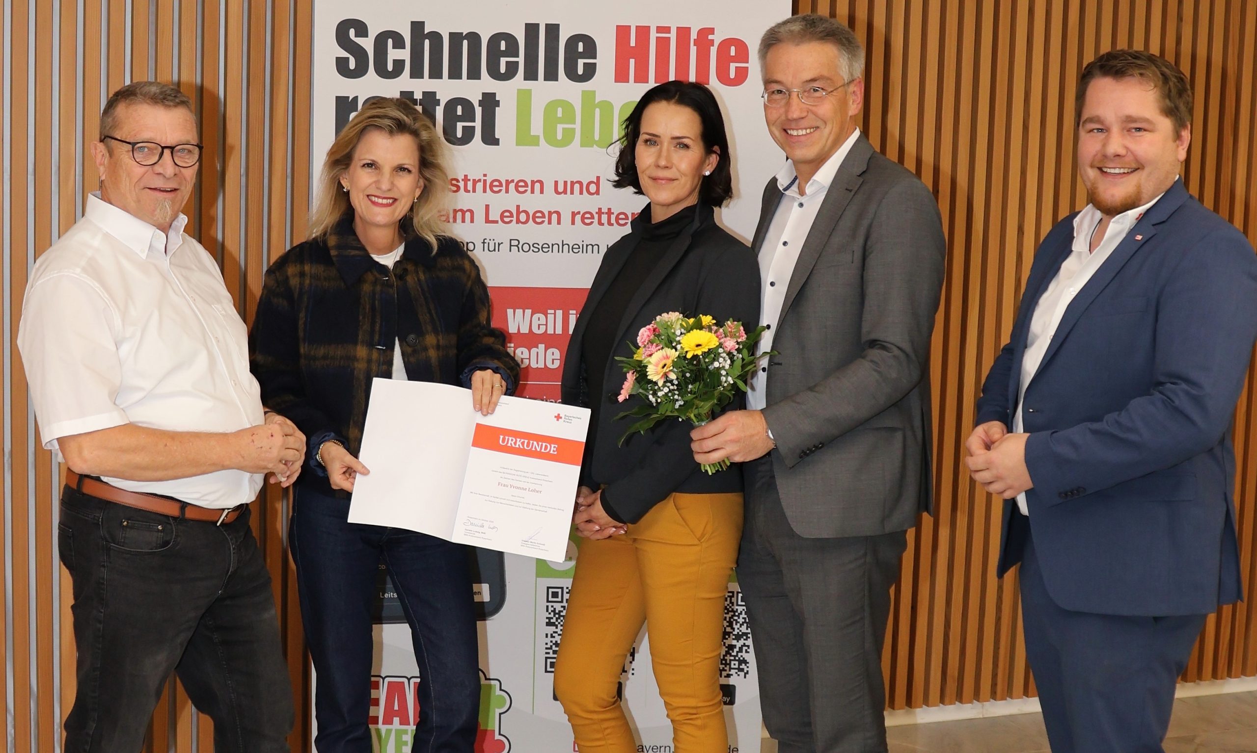 1000. Lebensretterin 2 von links: Heinz Greuer (BRK Kreisverband Rosenheim, Daniela Ludwig, Yvonne Loher, Otto Lederer und Matthias Baumann-von Kramer (BRK-Kreisverband Rosenheim) Foto: Copyright Michael Fischer-Landratsamt Rosenheim