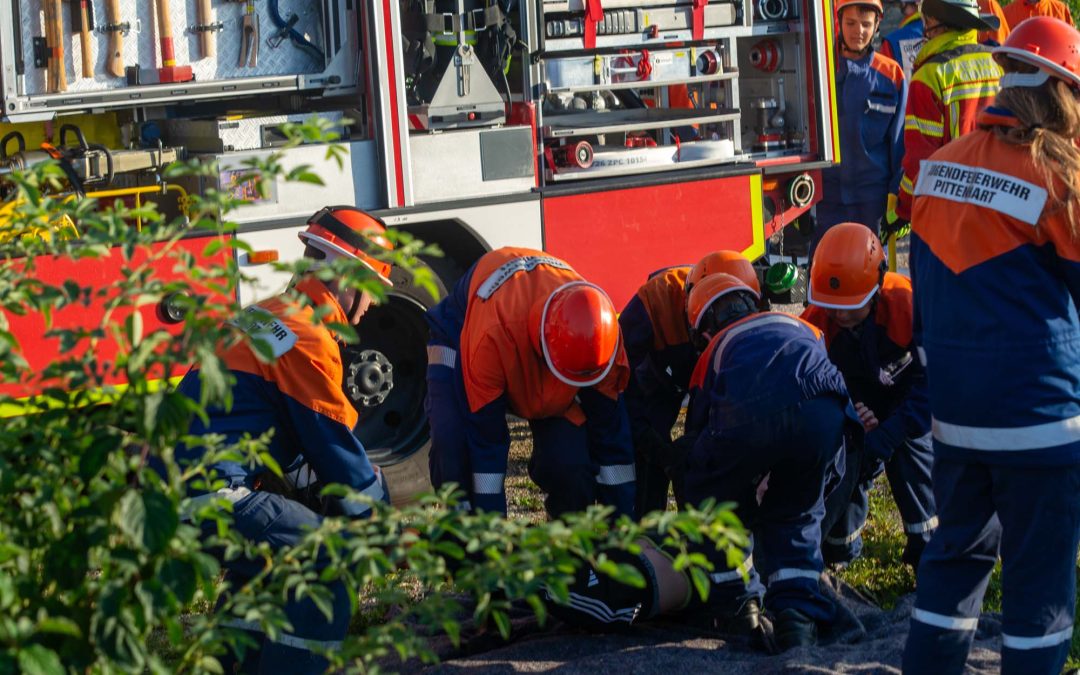 Jugendfeuerwehren aus zwei Landkreisen üben gemeinsam den Ernstfall