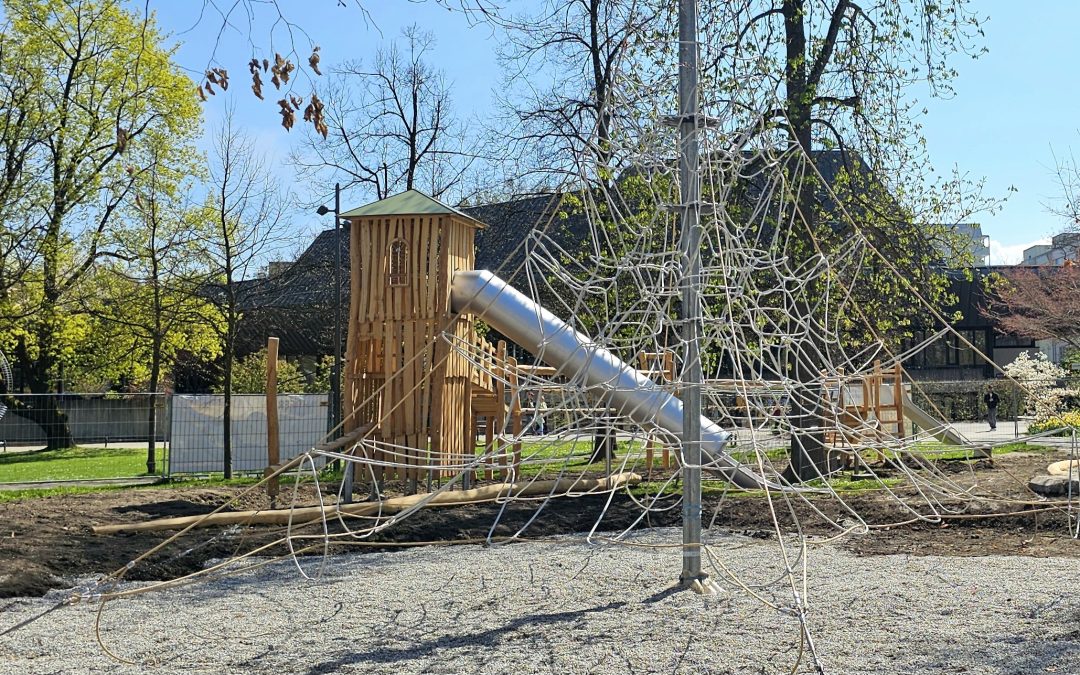 Erst im Juni eröffnet: Unbekannte wollten Spielturm im Rosenheimer Salingarten anzünden