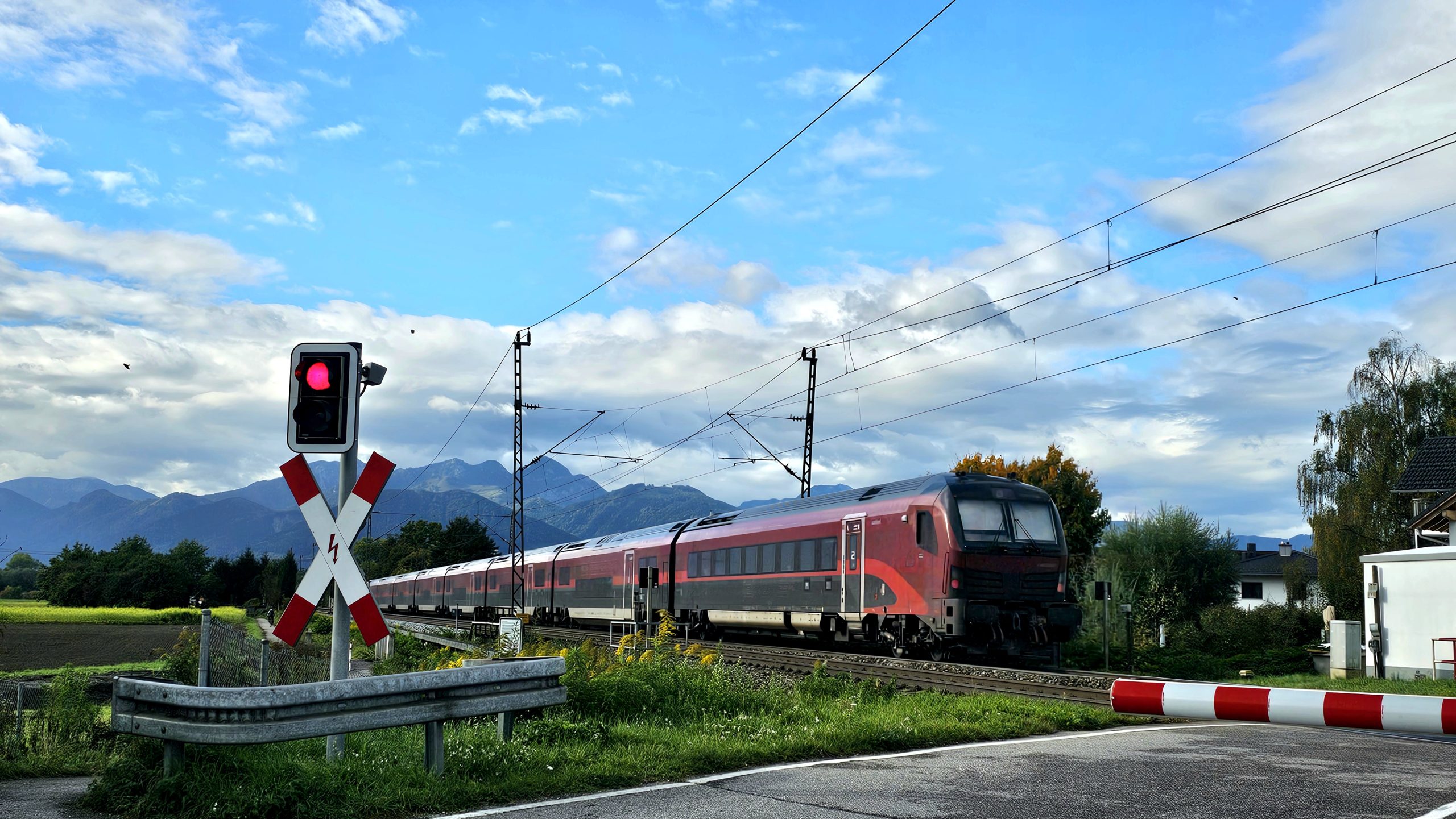 Zug, Bahn, Happing Copyright Josefa Staudhammer Ein Zug, davor eine Bahnschranke und rote Ampel.