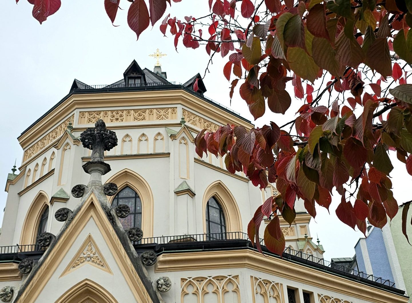 Herbst Rosenheim Herbst in Rosenheim. Blätter die vor einer Kirche
